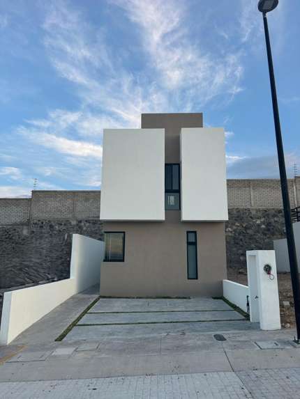 Casas en Venta en Capital Sur, Querétaro - Con Recámara en Planta Baja en Capital Sur, El Marqués