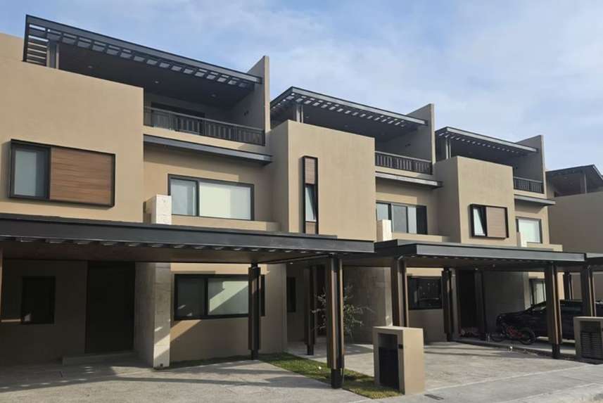 Casa de 3 Pisos en Venta en Villa Carriedo Residencial, Querétaro en Villa Carriedo, El Marqués