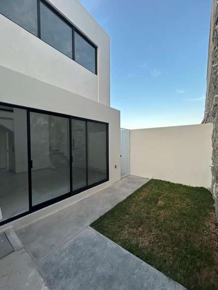 Casas en Venta en Capital Sur, Querétaro - Con Recámara en Planta Baja miniatura 3